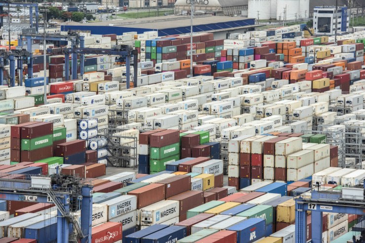 Sobretaxa de Trump paralisa exportação de 58 contêineres de pescados em portos do Brasil