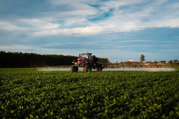 Alta dos fertilizantes pressiona produtores na safra 2025/26 e piora relação de troca no Brasil