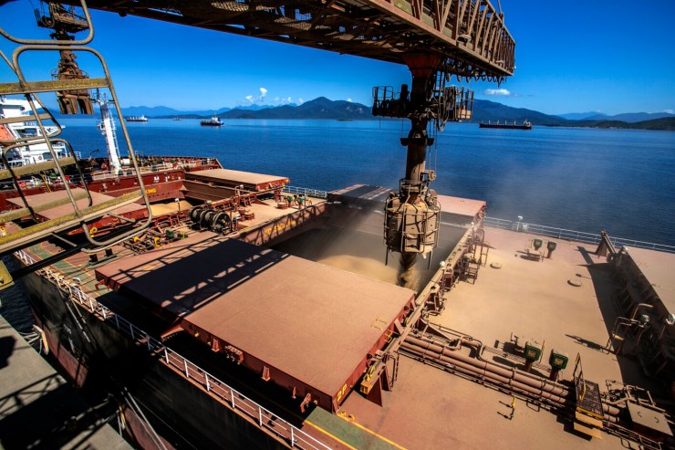 Exportações de soja batem recorde, mas estoque elevado pressiona mercado interno