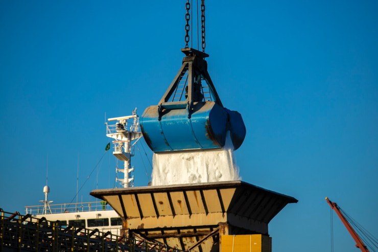 China assume liderança nas exportações de fertilizantes ao Brasil